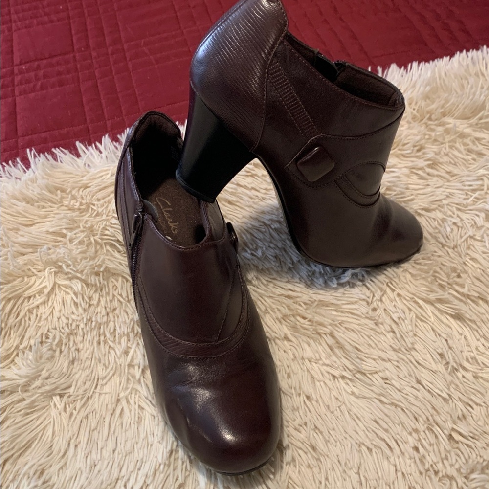 Clarks 9 WIDE Women's Dark Brown Ankle Booties EXCELLENT - Picture 2 of 7